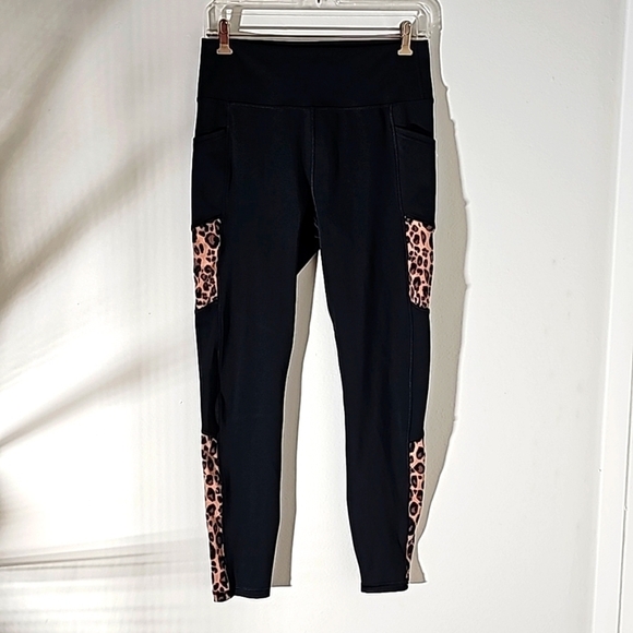 Women's black leggings Animal Print pockets. Excellent condition. Sz large. - Picture 1 of 8